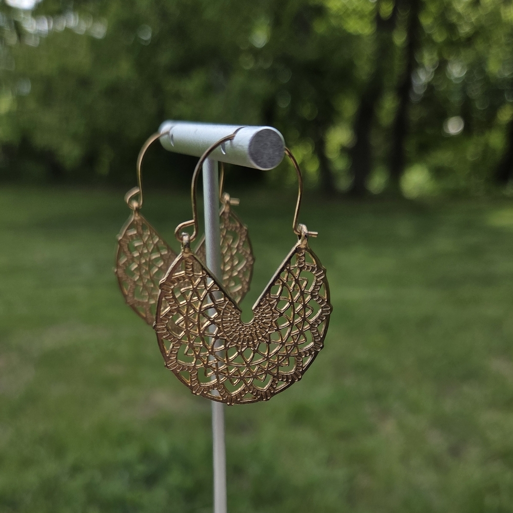 35. Gold Filigree Earrings with Intricate Design - Picture 5 of 7